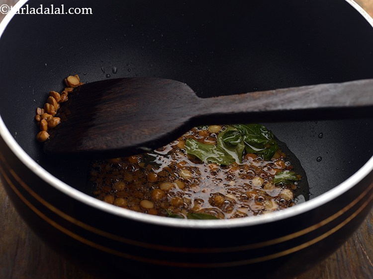 स्टेप 10 – मध्यम आंच पर १ मिनट या दाल हल्के भूरे रंग …