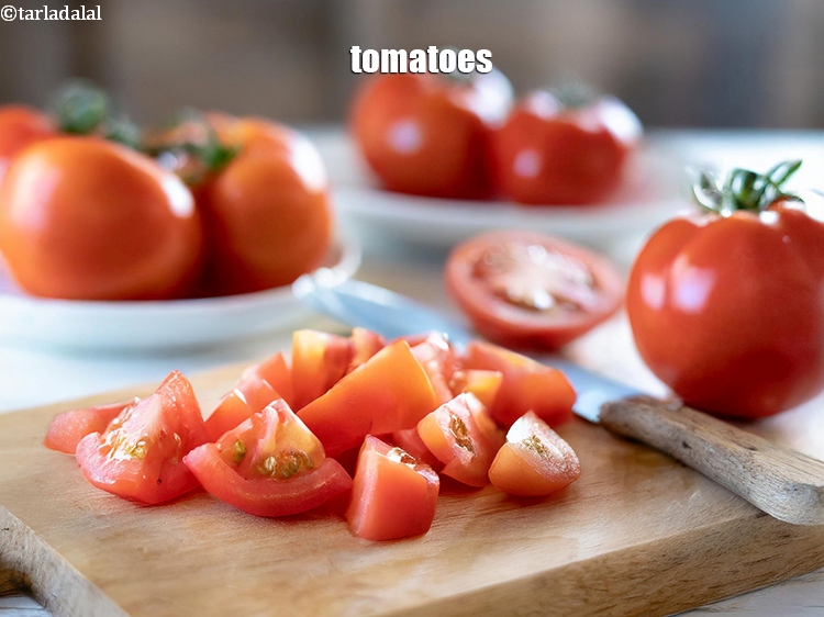 स्टेप 7 – <strong>भारतीय कचुम्बर सलाद हमेशा टमाटर के साथ बनाया जाता है।</strong> …