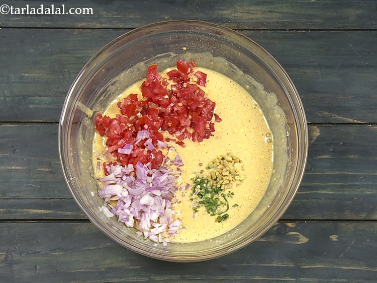 स्टेप 13 – बारीक कटी हरी मिर्च और अदरक डालें।