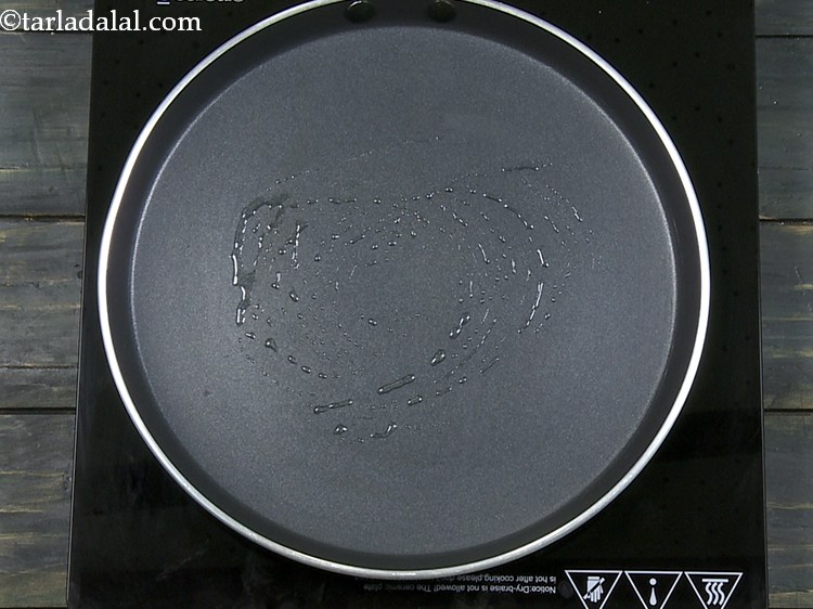 स्टेप 16 – टोमेटो ऑमलेट बनाने के लिए, एक नॉन-स्टिक तवा गरम करें …