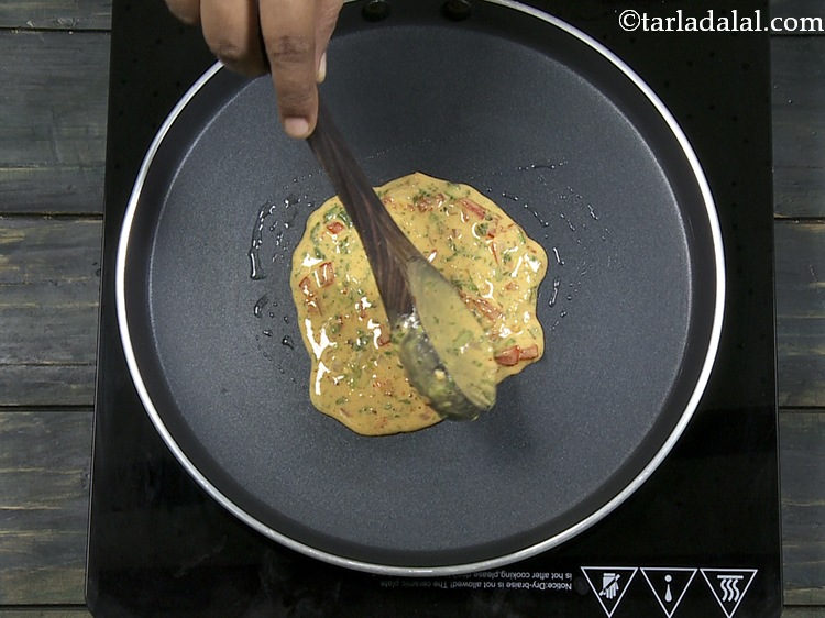 स्टेप 17 – तवे पर कलछी भर घोल डालें।