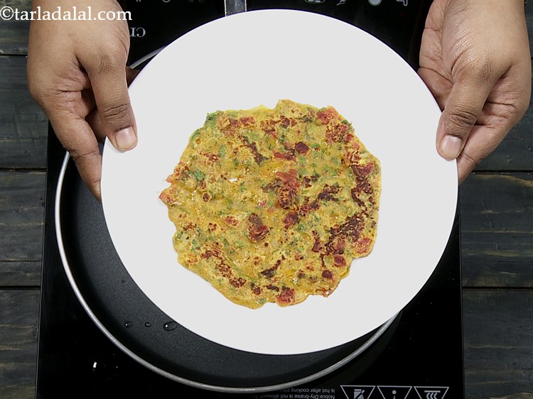 स्टेप 21 – एगलेस टोमेटो ओमेलेट को एक सर्विंग प्लेट में निकालें।