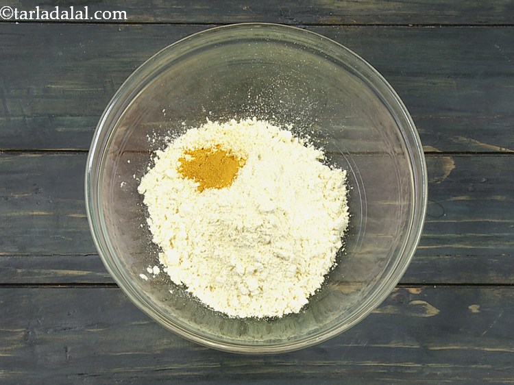 स्टेप 4 – हल्दी डालें।