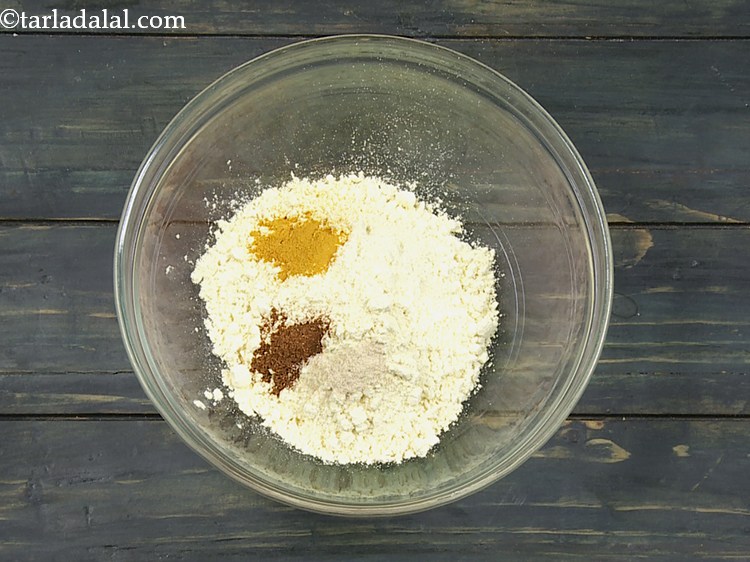 स्टेप 7 – मिर्च पाउडर डालें। हम हरी मिर्च भी डाल रहे हैं, …
