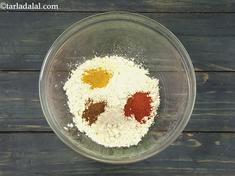 स्टेप 8 – नमक और १/२ कप पानी डालें।