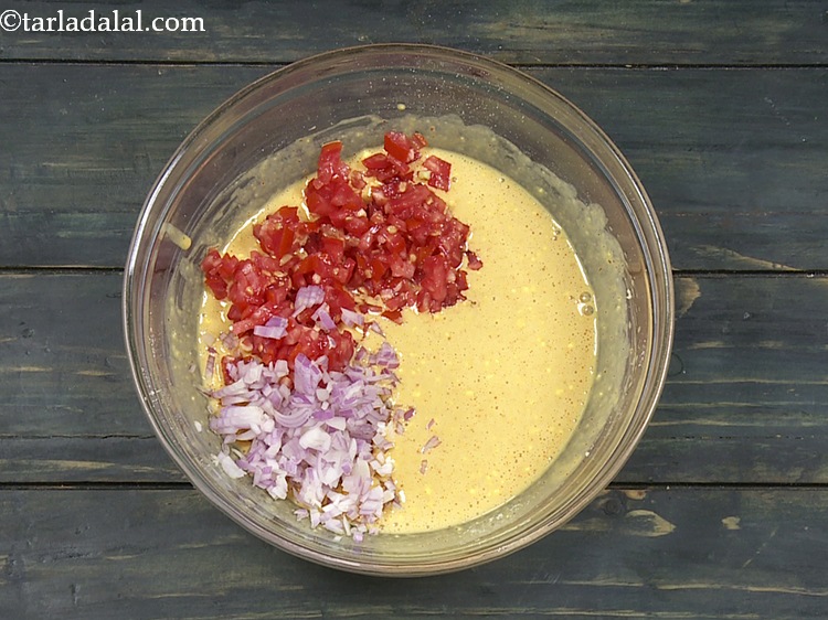 स्टेप 12 – बारीक कटा प्याज डालें।