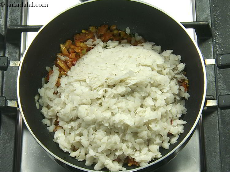 स्टेप 12 – धो कर और छाने हुए पोहा डालें। हेल्दी परिवर्तन के …