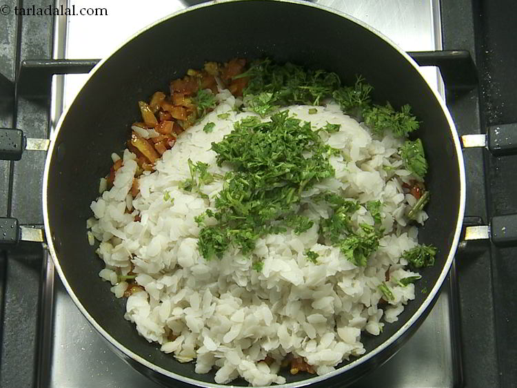 स्टेप 13 – धनिया डालें।