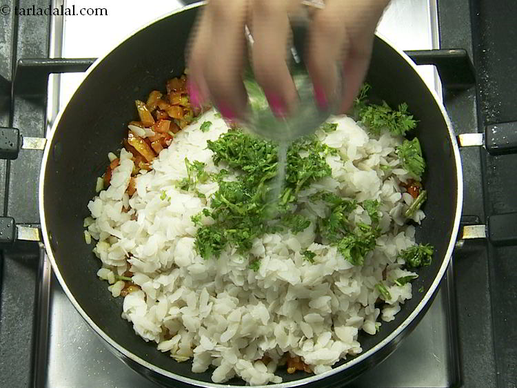 स्टेप 14 – टमाटर पोहा में खट्टापन देने के लिए नींबू का रस …