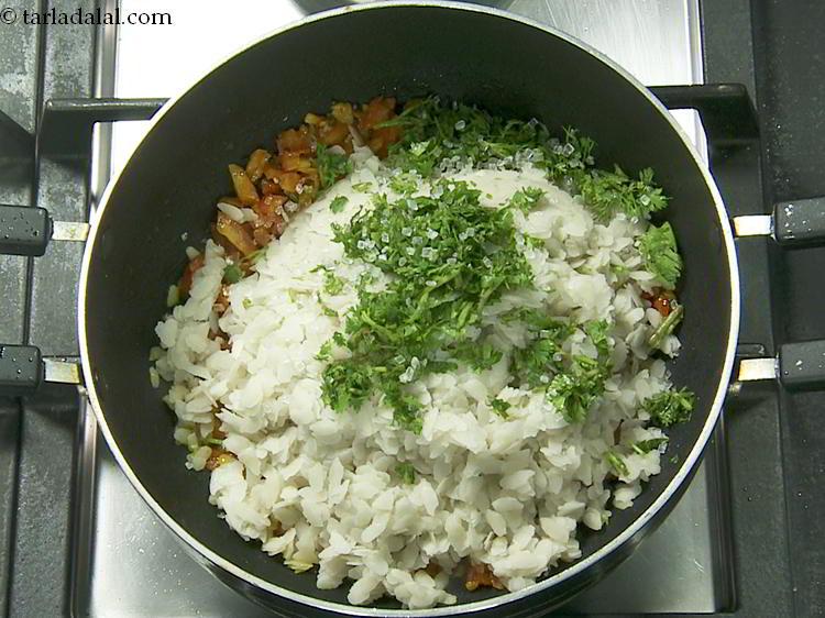 स्टेप 15 – शक्कर डालें। आप चाहें तो शक्कर मिलाना छोड़ सकते हैं।