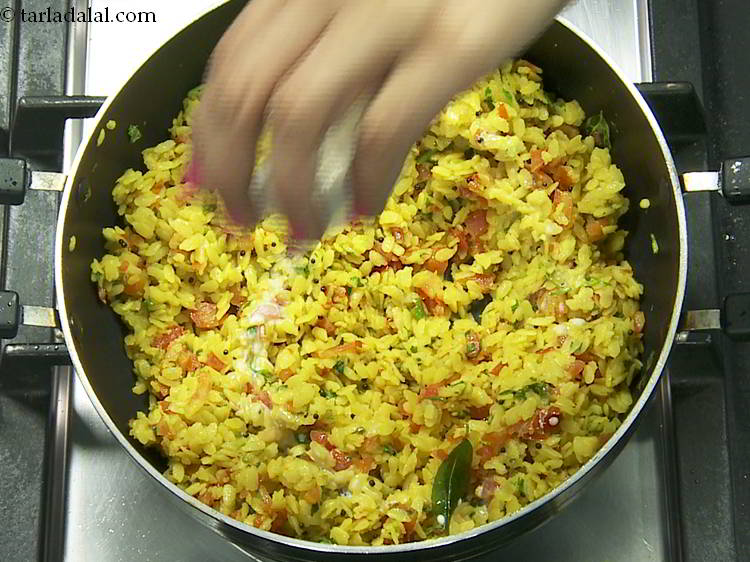 स्टेप 18 – आंच बंद कर दें,&nbsp; टमाटर पोहा को नरम करने के …