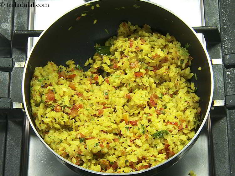 स्टेप 19 – अच्छी तरह से मिलाएं और <strong>टमाटर पोहा रेसिपी | नाश्ता …