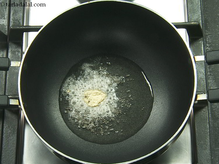 स्टेप 2 – हींग डालें।