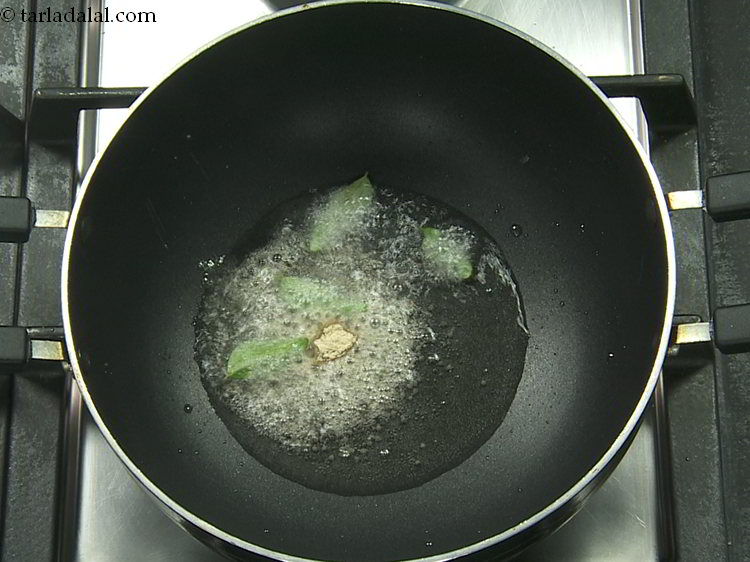 स्टेप 3 – कडीपत्ता डालें। <strong>टमाटर पोहा</strong> मे थोड़ा सा क्रंच जोड़ने के …