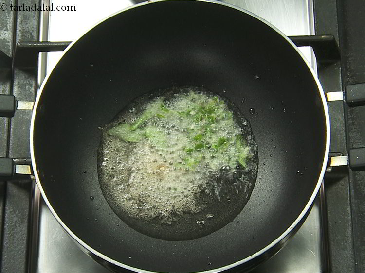 स्टेप 4 – हरी मिर्च डालें। अपनी पसंद के अनुसार जोड़ें।