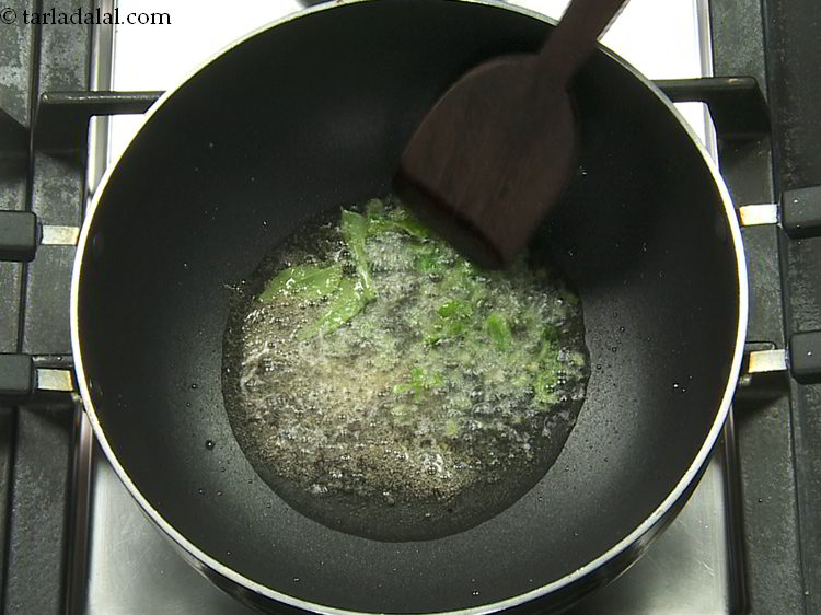 स्टेप 5 – कुछ सेकंड के लिए मध्यम आंच पर भून लें।
