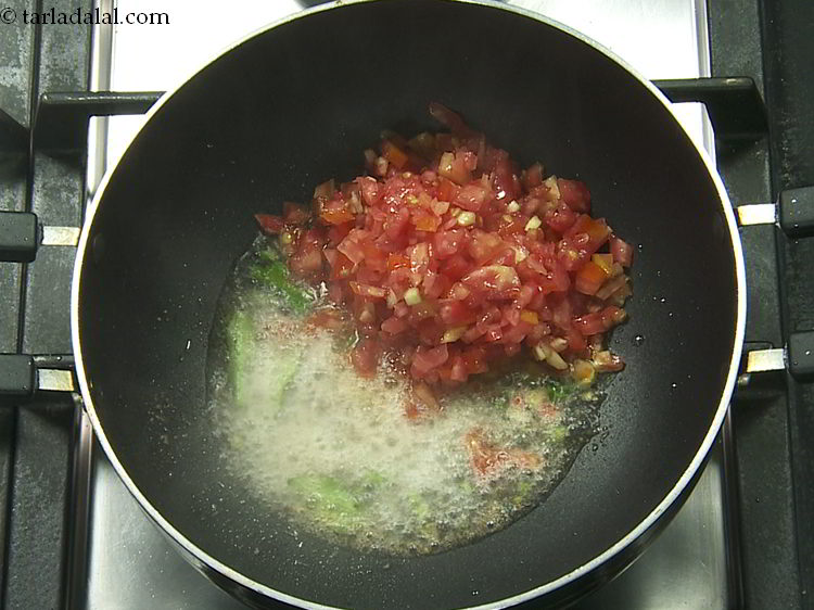 स्टेप 6 – टमाटर डालें।