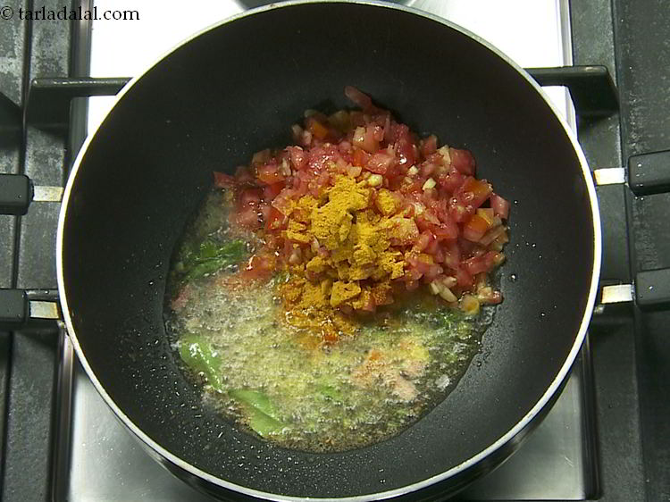 स्टेप 7 – हल्दी पाउडर डालें।