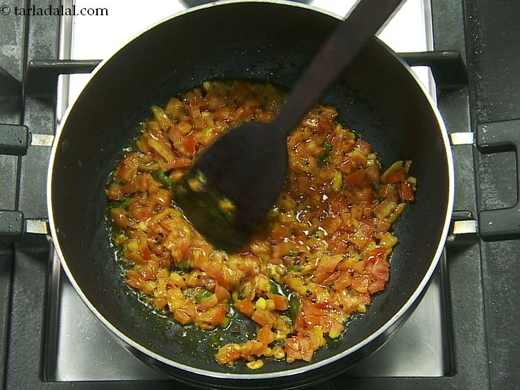 स्टेप 8 – अच्छी तरह मिलाएँ और मध्यम आँच पर बीच-बीच में हिलाते …