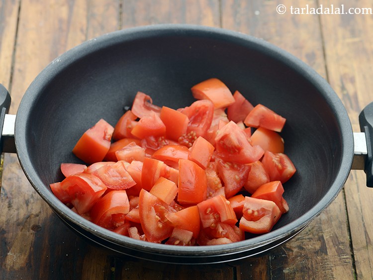 स्टेप 21 – टमॅटो शोरबा&nbsp;बनाने के लिए, एक गहरे नॉन-स्टिक पैन में टमाटर …