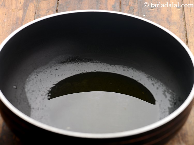 स्टेप 9 – एक गहरे नॉन-स्टिक पैन में घी गरम करें।