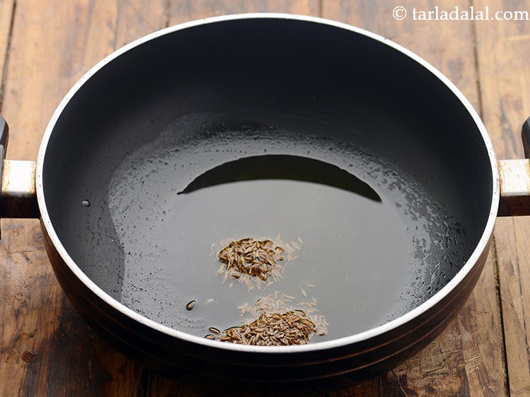 स्टेप 10 – तेल गरम होने पर जीरा डालें। जीरा सूप को बहुत …