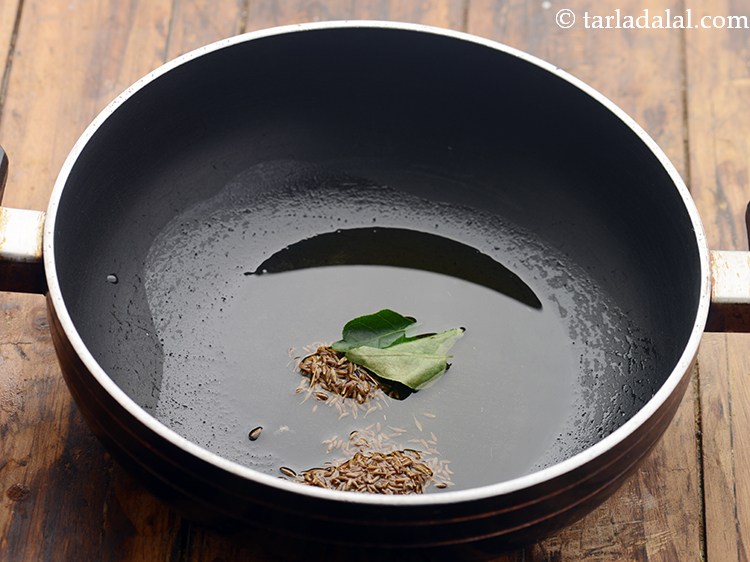 स्टेप 11 – जब जीरा चटक जाए तो कड़ी पत्ते डालें।