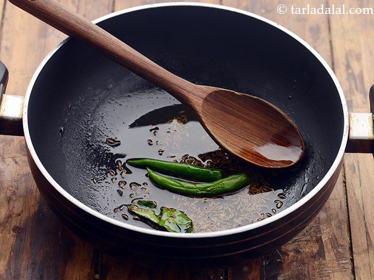 स्टेप 12 – <div> हरी मिर्च डालें। कुछ सेकंड के लिए भून लें।</div>