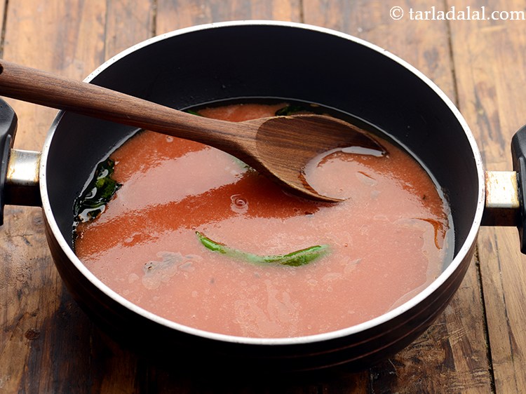 स्टेप 13 – तैयार टमाटर प्यूरी डालें।