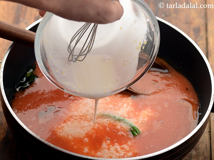 स्टेप 14 – नारियल का दूध-बेसन मिश्रण डालें।