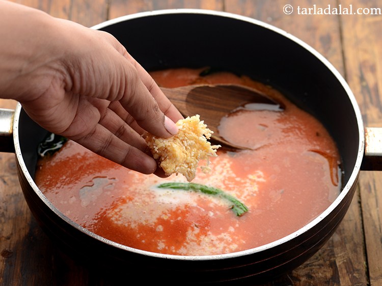 स्टेप 15 – गुड़ डालें। यह बहुत अच्छा स्वाद देता है इसलिए इसे …