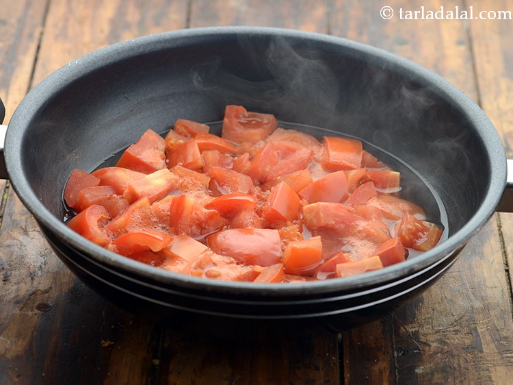 स्टेप 3 – मध्यम आंच पर ८ से १० मिनट तर या टमाटर …