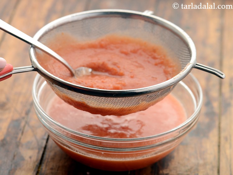 स्टेप 5 – एक छलनी का उपयोग करके मिश्रण को छान लें और …