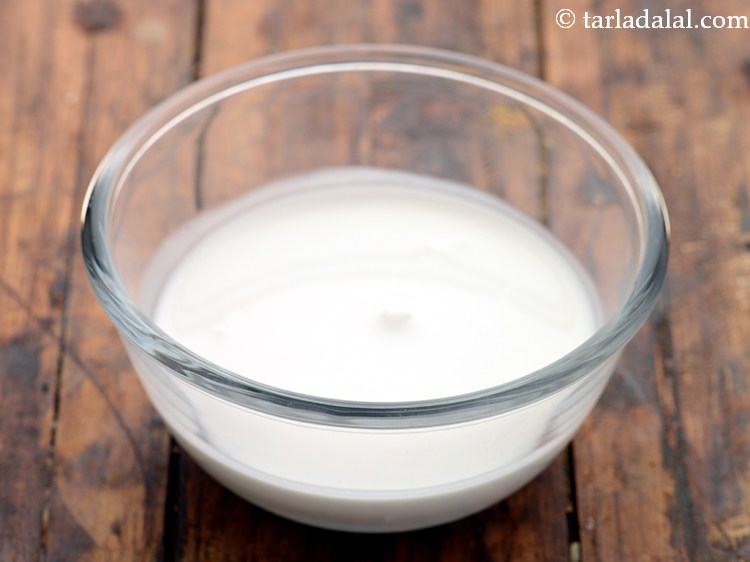 स्टेप 6 – एक गहरे बाउल में नारियल का दूध डालें।