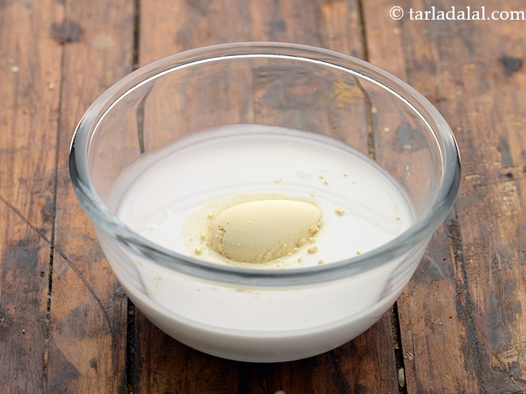 स्टेप 7 – बेसन डालें। यह सूप को हल्का गाढ़ापन देगा।