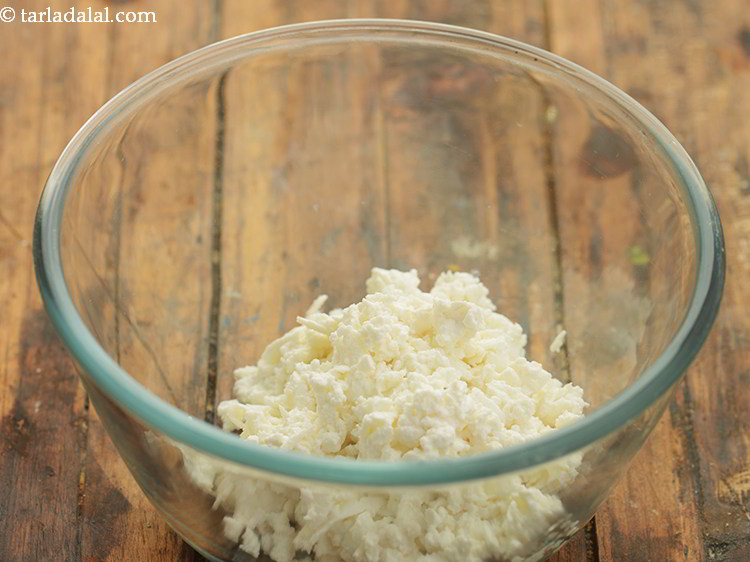 Step 3 – For the green layer of <strong>tricolor sandwich</strong>, take a deep bowl and add grated paneer …