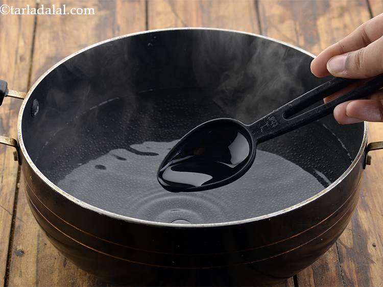 स्टेप 1 – <strong>ट्रिपल शेजवान राइस</strong> के लिए नूडल्स उबालने के लिए | …