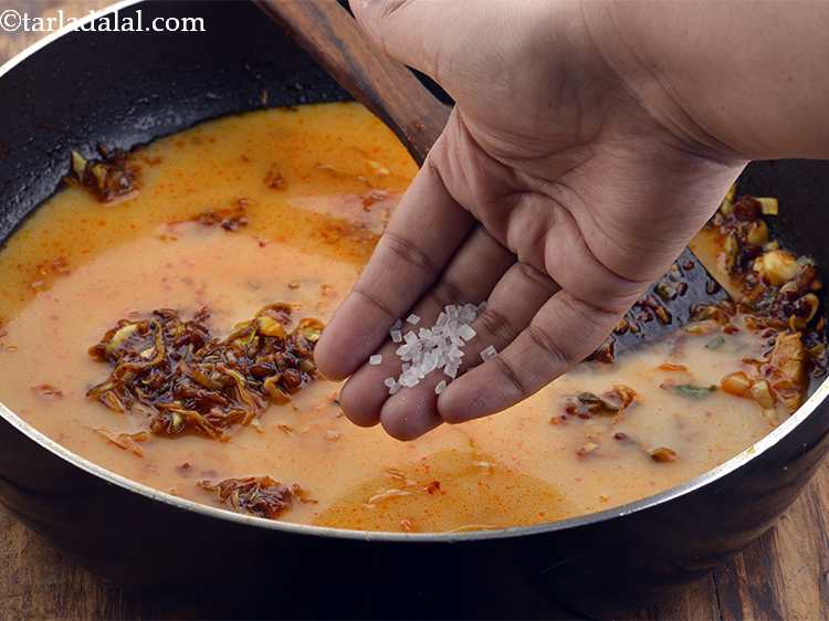 स्टेप 51 – नमक को संतुलित करने के लिए शक्कर डालें।