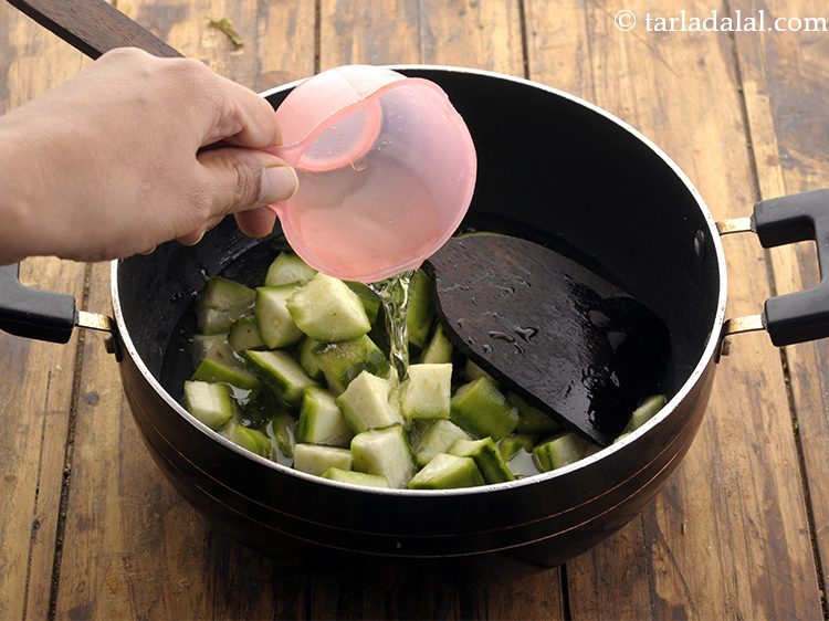 स्टेप 20 – १ कप पानी डालें और अच्छी तरह मिलाएँ।