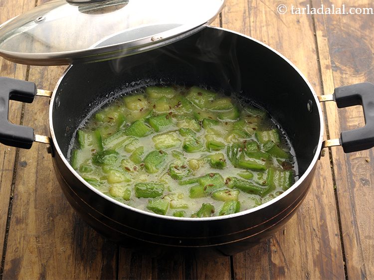 स्टेप 21 – ५ मिनट तक मध्यम आंच पर ढककर पकाएं।