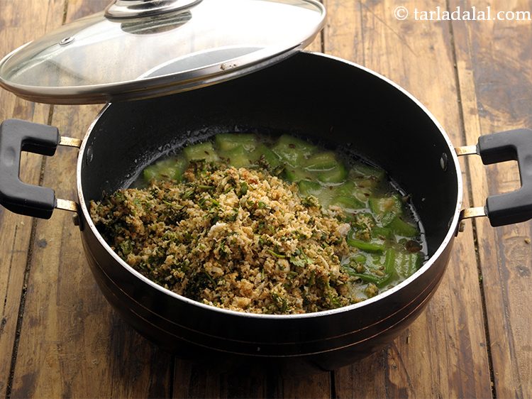 स्टेप 22 – तैयार नारियल-धनिया पेस्ट डालें।