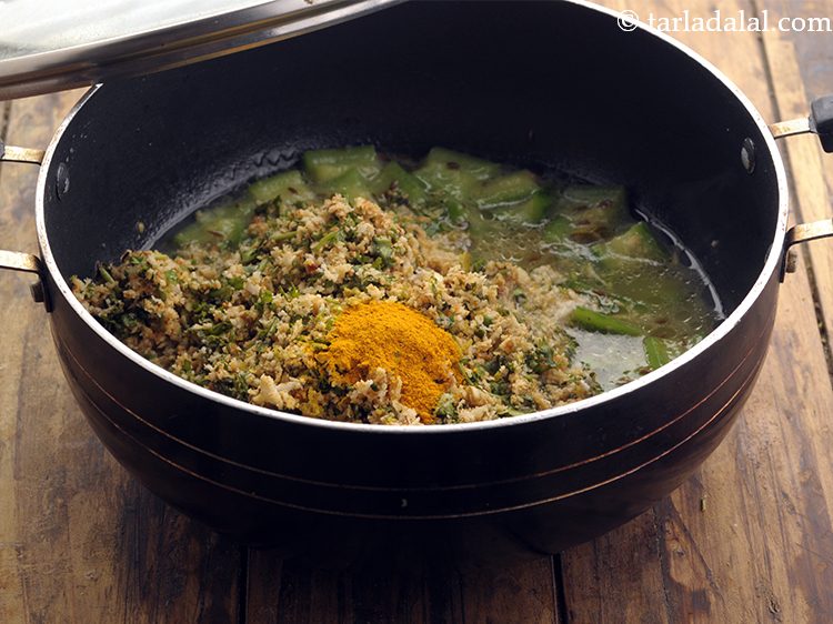 स्टेप 23 – हल्दी पाउडर डालें।