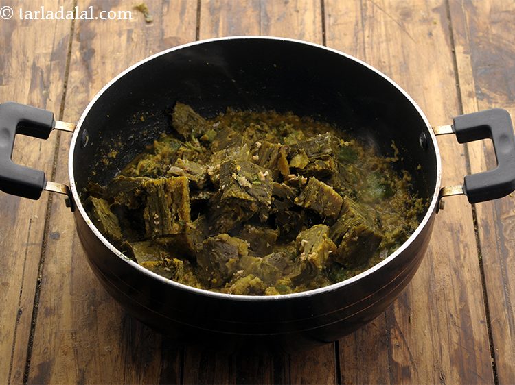 स्टेप 26 – पातरा डालें। वास्तव में, तुरई के साथ मुथिया अच्छी तरह …