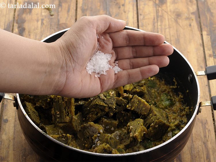 स्टेप 27 – शक्कर डालें। यह वैकल्पिक है, क्योंकि हमने पहले ही नारियल-धनिया …