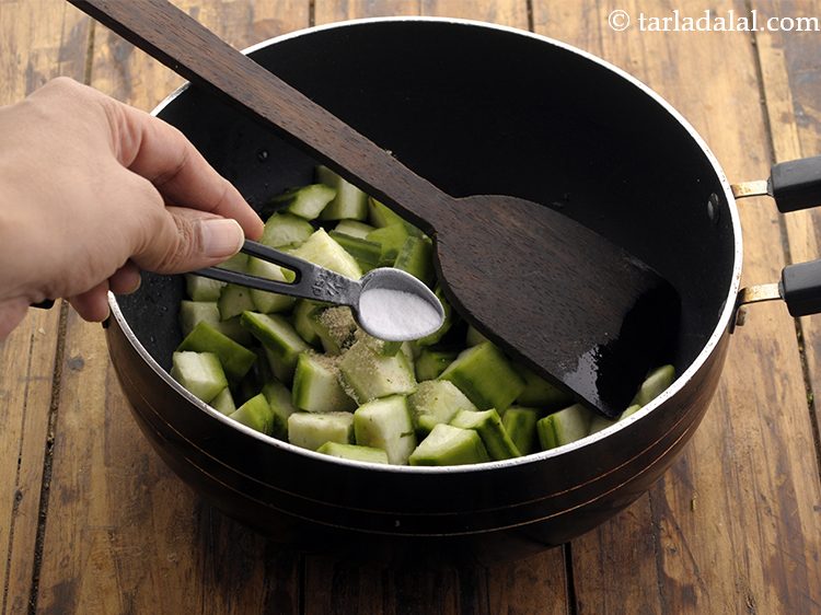 स्टेप 19 – बेकिंग सोडा डालें। यह हमारे गुजराती तुरीया पातरा नु शाक …