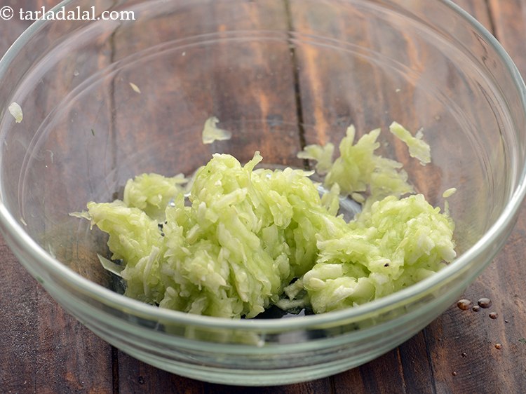 Step 5 – Squeeze out the excess water and place in another bowl.&nbsp;