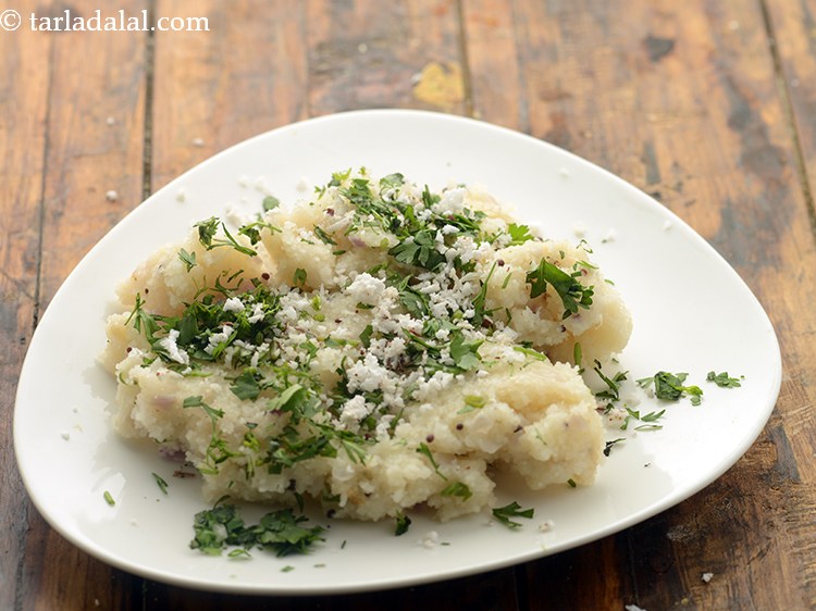 Step 17 – Sprinkle coconut on&nbsp;<strong>Mumbai roadside&nbsp;upma | quick Indian street food&nbsp;upma&nbsp;| South- Indian rava upma |</strong>.