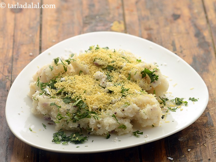 Step 18 – Lastly, sprinkle sev on&nbsp;<strong>Mumbai roadside&nbsp;upma | quick Indian street food&nbsp;upma&nbsp;| South- Indian rava upma |</strong>