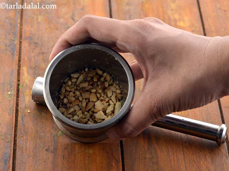 Step 4 – Crush the peanuts coarsely and keep them aside.