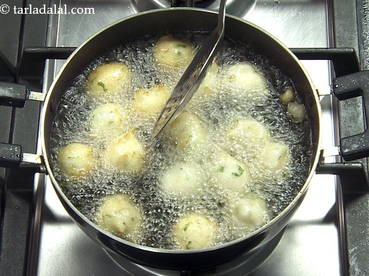 Step 22 – Deep-fry a few pakodas at a time on a medium flame while turn them occasionally.&nbsp;